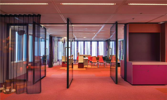 色彩亮丽的办公室室内空间设计