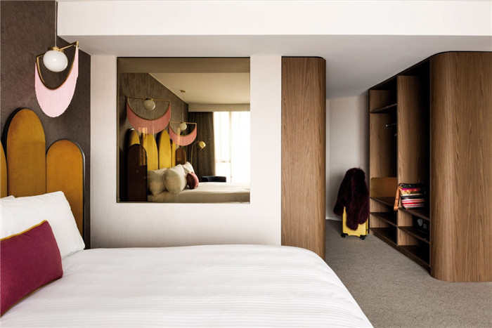 专业做酒店的设计公司勃朗分享Ovolo艺术酒店客房设计方案