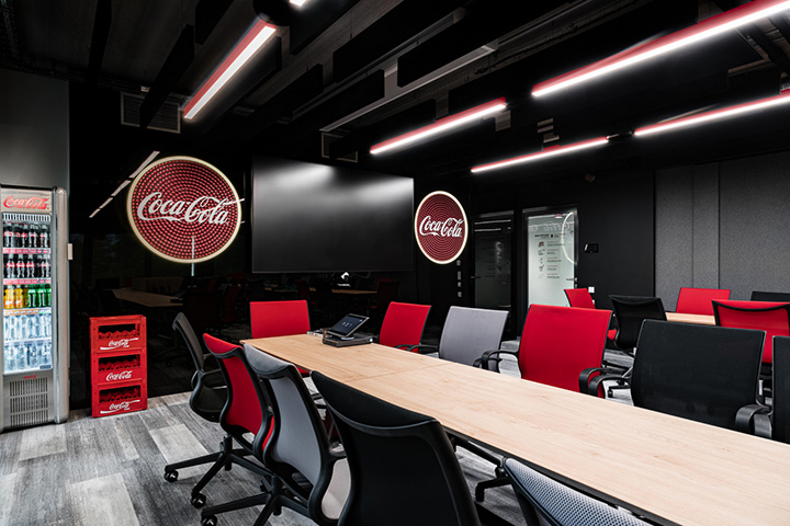 开放灵动的可口可乐总部工业风总部办公会议室设计方案