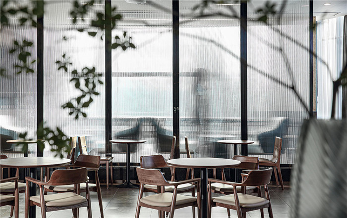 针对高端商务人群的简约复古风咖啡厅设计案例