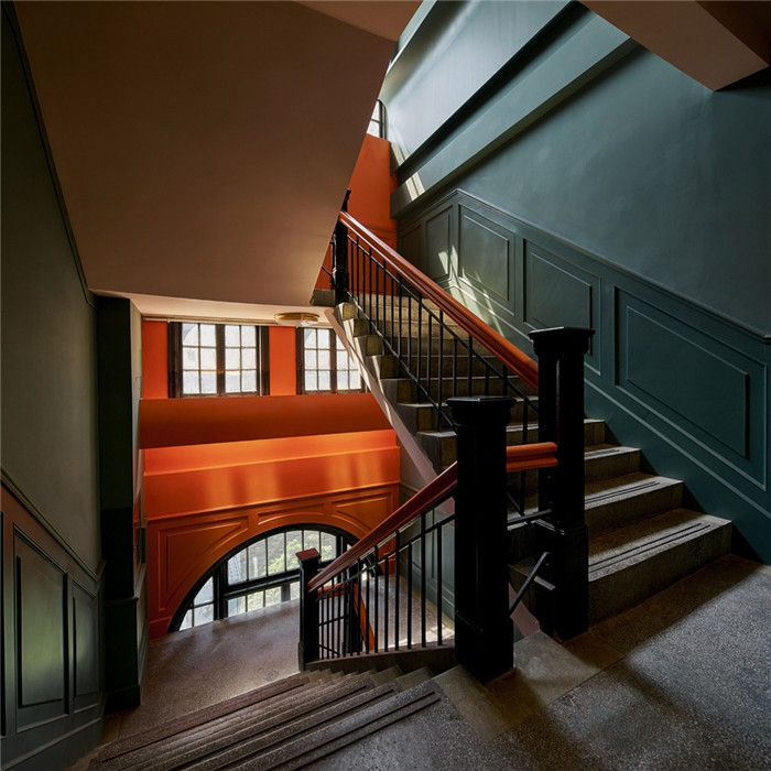 酒店楼梯设计-美式古典洋房化身精品青年酒店设计案例