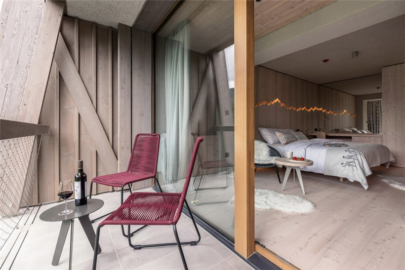 酒店客房设计-郑州勃朗设计推荐以木为元素的创意酒店改造设计